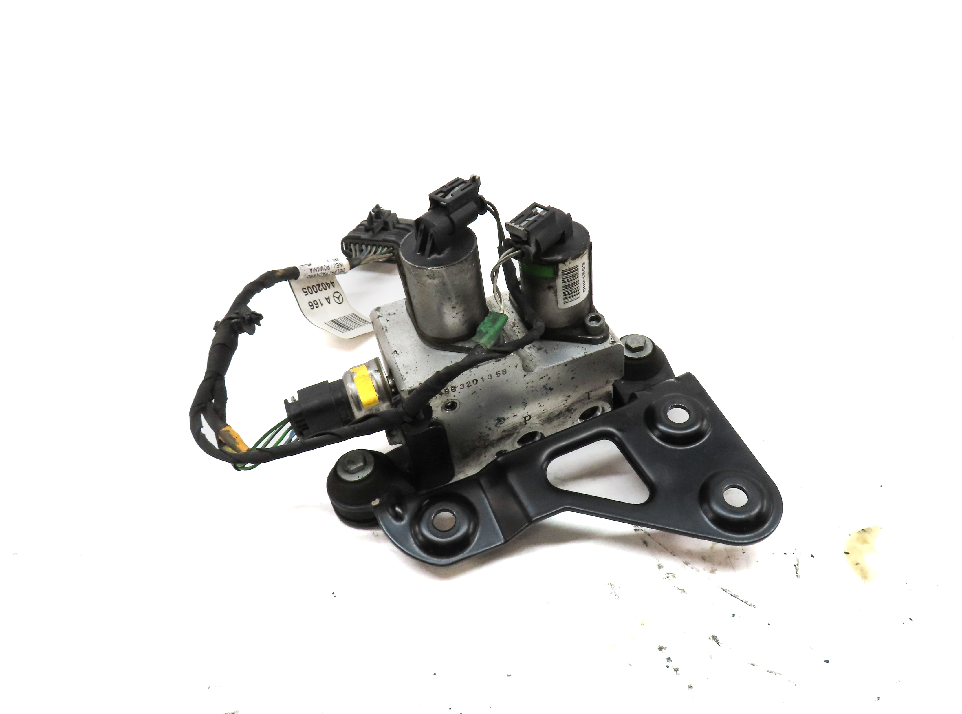 2013 MERCEDES ML550 (W166) REAR ACTIVE SWAY BAR SUSPENSION VALVE BLOCK — exact item pictured